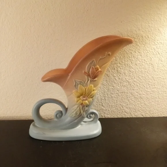 GORGEOUS Hull USA 9" Cornucopia Vase.